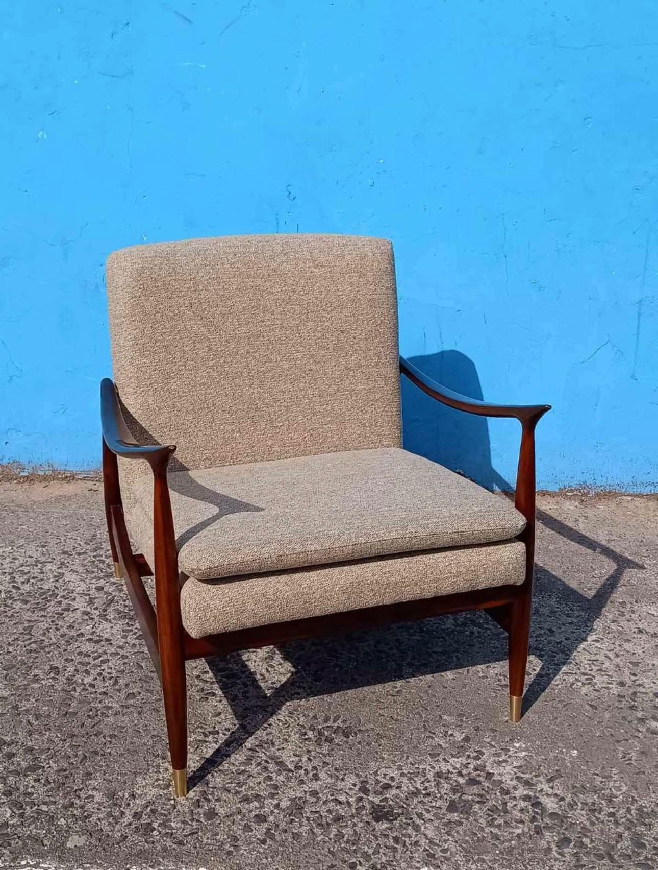 Detalhe da Poltrona Dinamarquesa com estofamento claro e desenho atemporal
