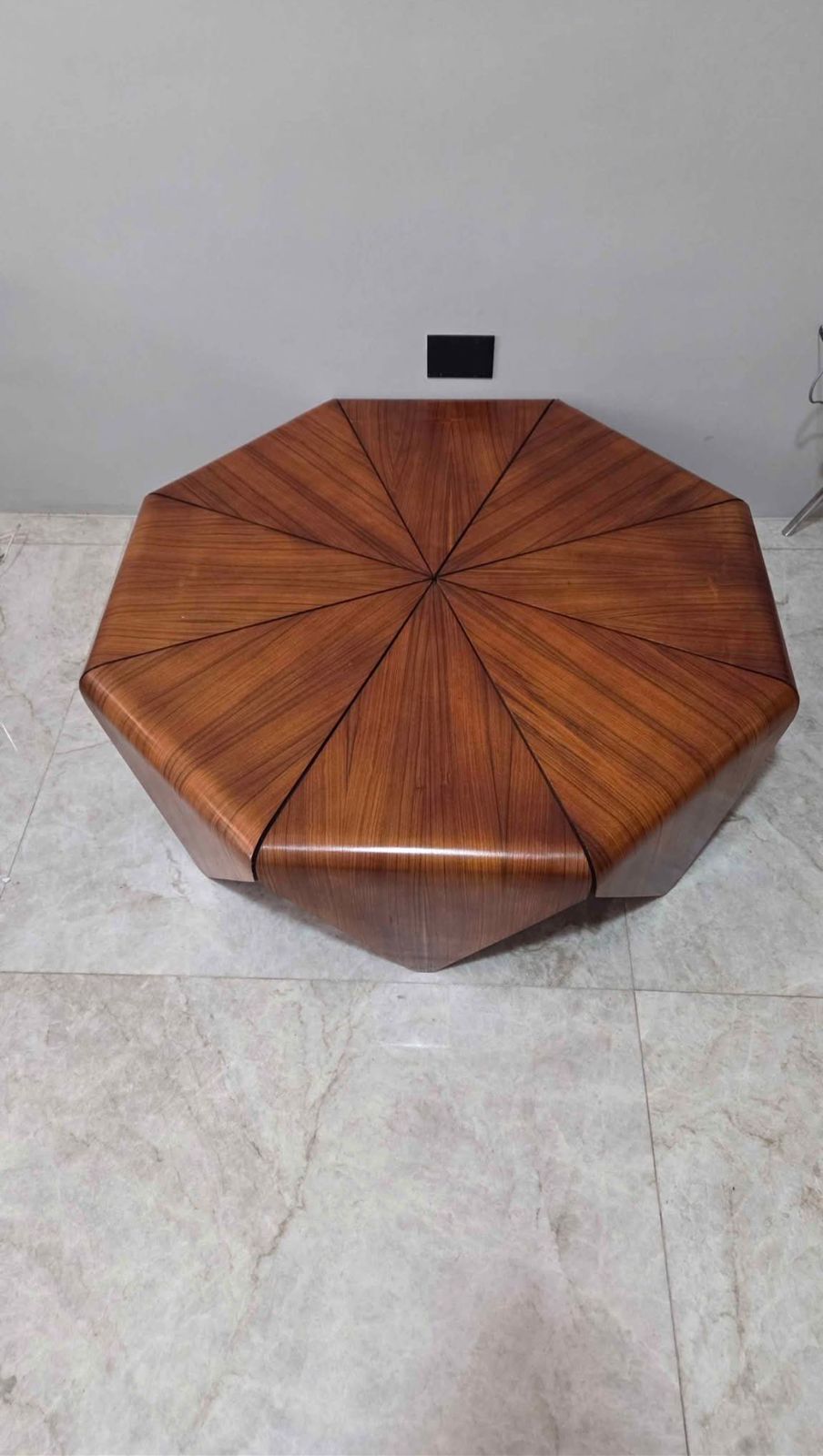 Detalhe da Mesa Pétala de Jorge Zalszupin em madeira